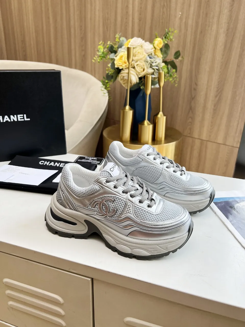 👟👟Ex-factory price 640👟👟 Women's shoe factory chanel Chanel early spring vacation series latest casual sports shoes silver white, gold white, silver gray, black and red! Incomparably beautiful and easy to wear, very light, the lining is also super soft, super comfortable, the upper is breathable, the color is high-end and durable, versatile. Upper: cowhide and cloth stitching. Inner: breathable mesh. Original foam combination outsole. Size: 35-40.